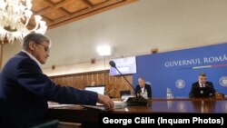 Ministrul Finanțelor Marcel Bolos (stânga) a venit cu ideea ca banii de la buget să fie redistribuiți prin Fondul de rezervă și nu prin intermediul unei rectificări bugetare. În plan secund, în dreapta, premierul Marcel Ciolacu. 