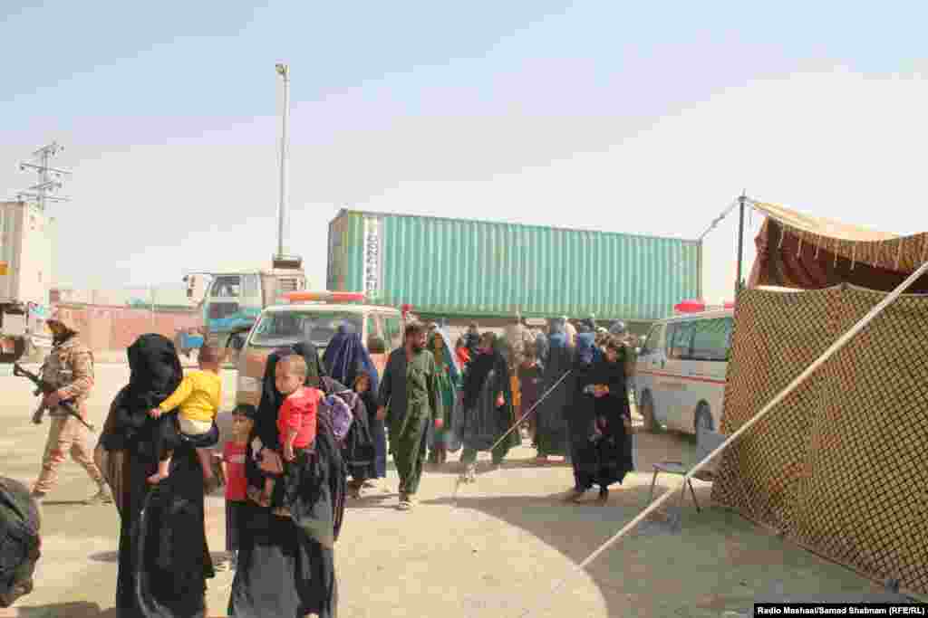 Afgani la punctul de trecere a frontierei Chaman. Islamabadul a recurs la amenințări și brutalitate pentru a-i obliga pe afganii aflați ilegal în țară să plece, afirmă Human Rights Watch. Mulți au fugit din Afganistan în timpul deceniilor de conflict armat prin care a trecut țara lor de la sfârșitul anilor 1970 până acum. Preluarea puterii de către talibani după retragerea forțelor de coaliție conduse de SUA în 2021 a dus la un alt exod.