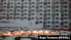 Qirinj të ndezur në Prishtinë për të vrarët në Izrael, pas sulmit të Hamasit më 7 tetor. 