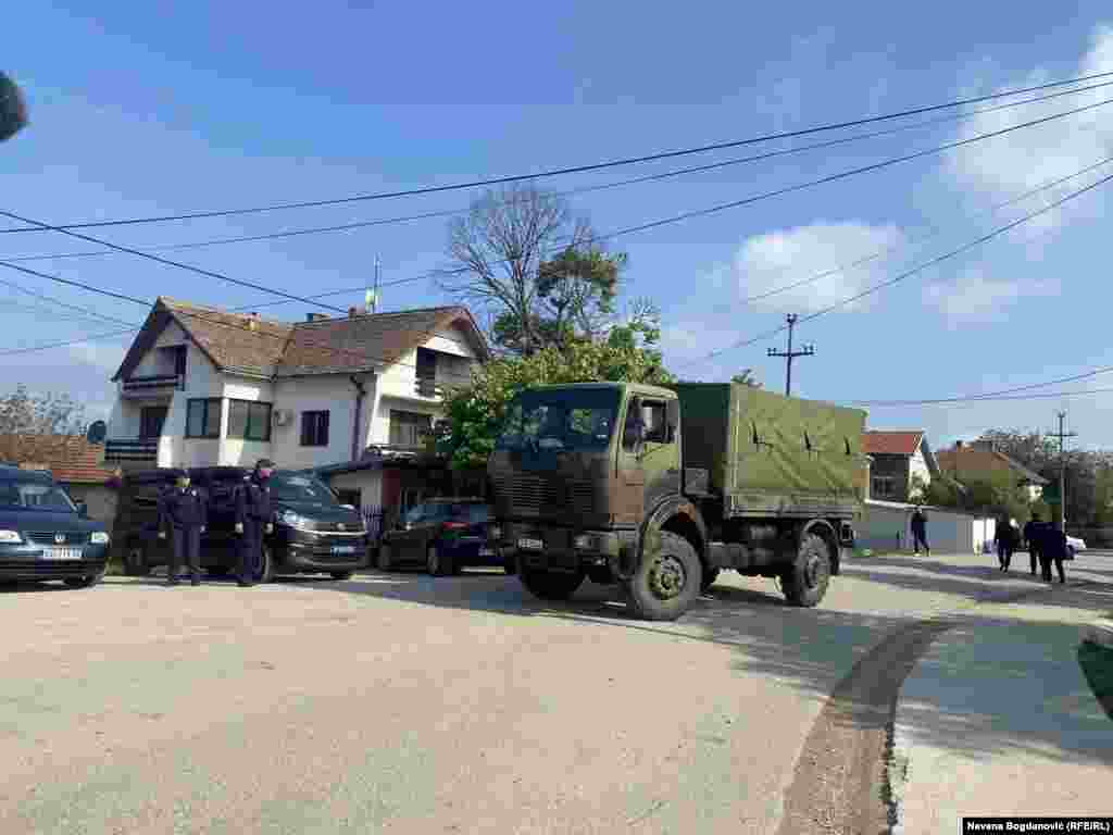 Një pamje nga fshati Dubona në afërsi të Mlladenovcit, rreth 60 kilometra në jug të Beogradit, pas të shtënave masive më 5 maj.&nbsp;