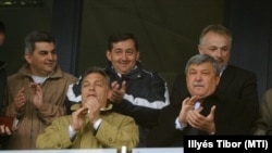 Jobb felül Hernádi Zsolt figyeli a VIP-páholyból későbbi csapatának Videoton elleni mérkőzését. Előbb vagy utóbb, de a kép főszereplői végül mind arra jutottak, hogy személyesen is komoly szerepet kívánnak vállalni az állami hátterű profi foci új rendszerében. 2010. május 19.