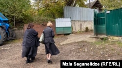 სამძიმარზე მიმავალი ადგილობრივები