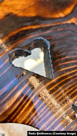 Një zbukurim në formë zemre në strehën e shtëpisë Casa Frusina.