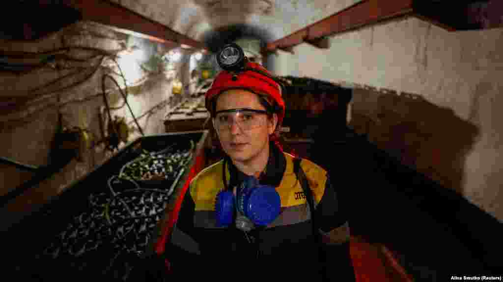 &bdquo;Itt most csak nők vannak. Nem hagyhatjuk itt mindezt, és nem mehetünk más munkára, cserben hagyva a fiúkat&rdquo; &ndash; mondta Krisztina. A bátyja ugyanebben a bányában dolgozott. Két héttel az orosz invázió kezdete után lépett be a hadseregbe &ndash; mesélte Krisztina, hozzátéve, hogy nagyon aggódik érte