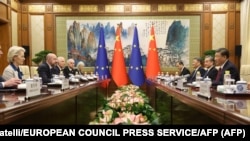 Переговоры европейских и китайских руководителей. На переднем плане слева - глава Еврокомиссии Урсула фон дер Ляйен, справа - председатель КНР Си Цзиньпин