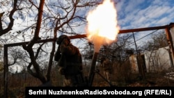 Ushtarët ukrainas pranë pozicioneve ruse në Avdivka, rajonin e Donjeckut, 8 nëntor 2023.