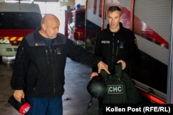 Viktor Danilenko i Oleh Samojlenkov, koji su 23 odnosno 24 godine u vatrogasnoj službi Harkiva, pokazuju pancir, ratni dodatak njihovoj tipičnoj opremi.