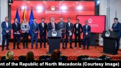 Првиот вицепремиер Артан Груби заедно министри во Владата одржаа прес-конференција за презентирање на законските измени кои ќе се предлагаат до Собранието за реализација на коридорите 8 и 10д.
