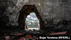 Një vrimë e madhe e shkaktuar nga predha e tankut gjatë sulmit të forcave serbe mbi shtëpinë e familjes Gashi në Landovicë të Prizrenit, gjatë luftës në Kosovë më 1999.
