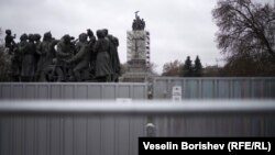 През септември Паметникът на Съветската армия в София беше ограден със скеле.