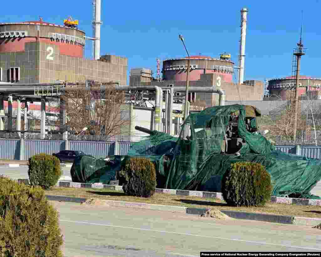 Ruski tenk u okrugu zaporižja, 16. marta 2022. Ovo ukrajinsko postrojenje zauzele su ruske snage ubrzo nakon što je Moskva pokrenula invaziju punog obima 24. februara 2022. godine.