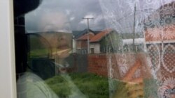 'Želim svoj krov nad glavom': Život u istom dvorištu sa nasilnikom