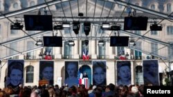 Френският президент Еманюел Макрон говори по време на церемония за вклчване на правото на аборт във френската конституция на Международния ден на жената.