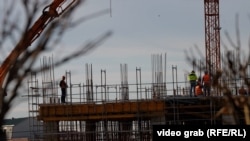 Disa punëtorë duke punuar në sektorin e ndërtimtarisë. Fotografi ilustruese. 