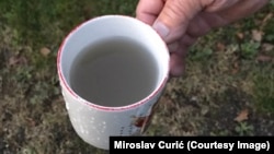 Miroslav Curić za RSE je ustupio fotografiju sa zamućenom vodom u šolji sa izvorišta u Bukovoj Kosi, 6. novembar 2023. godine.