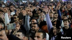 Mbështetës të VMRO DPMNE-së festojnë në Shkup, 8 maj 2024.