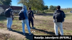 Izbeglice iz Avganistana u blizini kampa u Subotici na severu Srbije, 1. novembar 2023.