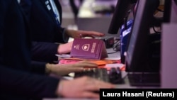 Din zona Schengen, Spania era ultima țară care nu recunoaștea pașapoartele emise de Kosovo. Acest lucru s-a schimbat de la 1 ianuarie 2024, după introducerea programului UE de liberalizare a vizelor pentru statul balcanic. (Foto: REUTERS/Laura Hasani)