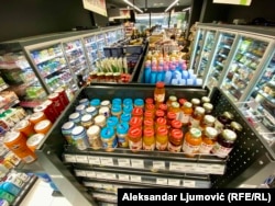 Namirnice na policama u jednom marketu u Crnoj Gori. 4.1.2024.