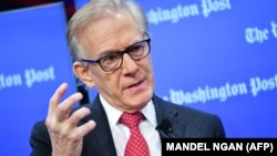 "Evropljani brinu hoće li se Amerika vratiti u neoizolacionističku, antiglobalističku politiku sa sloganom Amerika na prvom mjestu", kaže kolumnist Washington Posta David Ignatius. "Moj odgovor bi bio ne, mislim da se to ne događa."