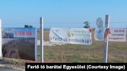 Aktivisták tiltakoznak a Fertő tavi beruházás ellen az UNESCO-misszió látogatása alatt