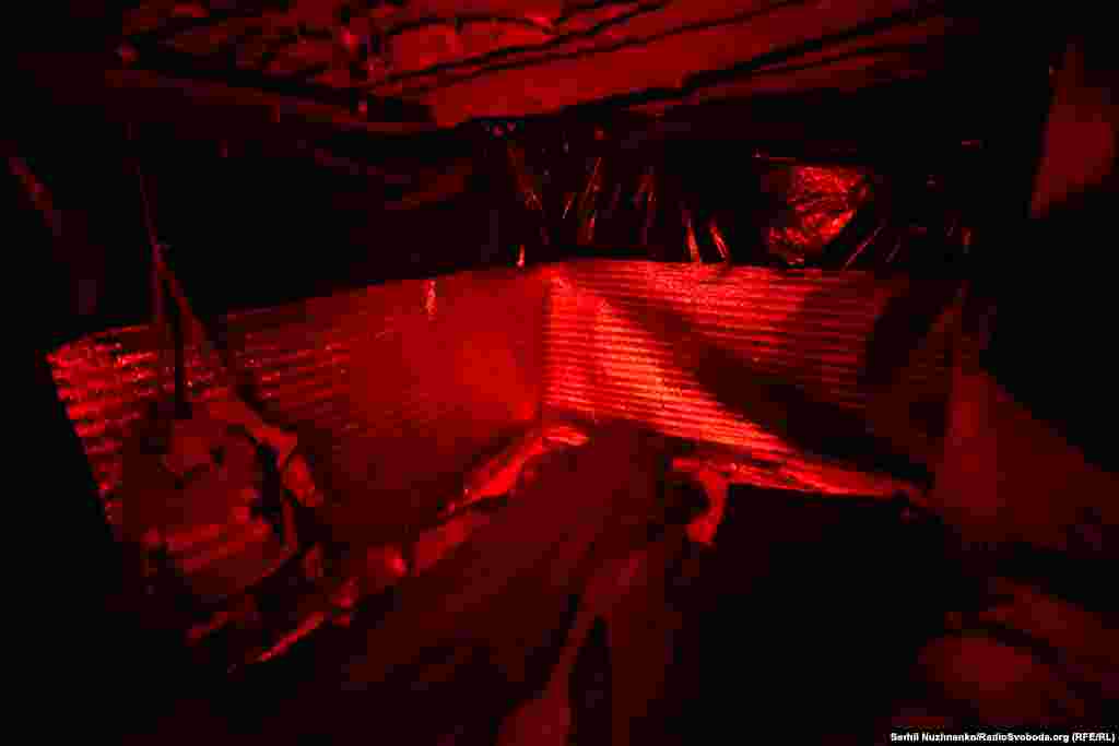 Mala, skoro zatvorena prostorija u kojoj vojnici spavaju.