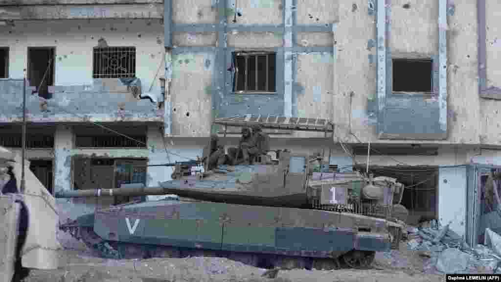 Az izraeli hadsereg október 27-én lépett be a Gázai övezetbe, miután napokig tartó heves bombázást folytattak válaszul a Hamász október 7-én a határkerítésen keresztül végrehajtott, meglepetésszerű támadására, amely ezernégyszáz ember halálát okozta