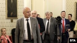 Представители на БСП пристигат на срещата с ГЕРБ в Народното събрание. От ляво надясно: Георги Свиленски, Георги Гьоков, Манол Генов и Кристиан Вигенин.