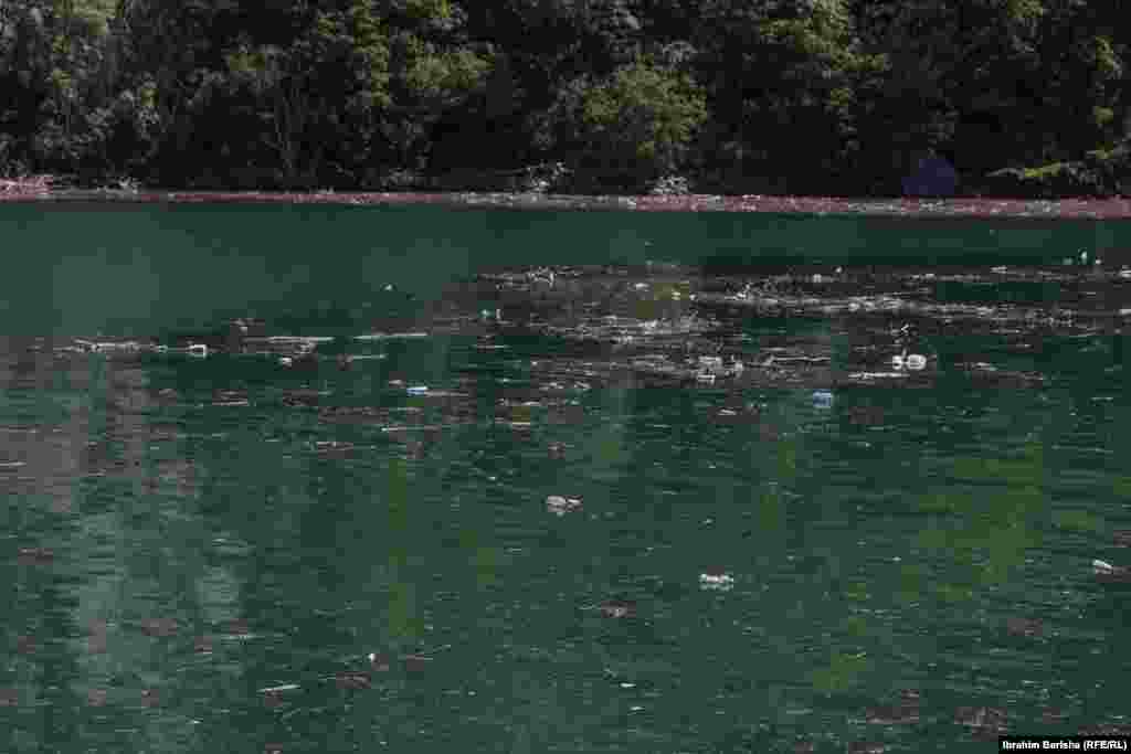 U prošlosti su organizacije koje se bave zaštitom okoliša poduzele akcije uklanjanja otpada, no on je opet prekrio veliku površinu jezera.