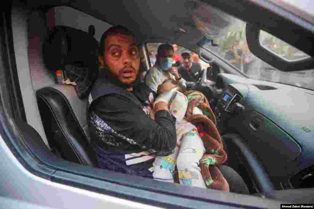 Një ndihmësmjek pasi ka nxjerrë një fëmijë palestinez të lënduar nga një shtëpi e shkatërruar nga sulmet izraelite, në Khan Younis në Rripin jugor të Gazës, 17 tetor 2023.