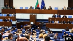 Народните представители по време на заседание в сградата на новия парламент