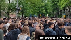 Hiljade građana odaju poštu ubijenima u osnovnoj školi u Beogradu