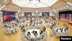 Лидерът на Северна Корея Ким Чен Ун присъства на банкет за отпразнуване на изстрелването на разузнавателен сателит. Tази снимка e публикувана от Корейската централна новинарска агенция на 24 ноември 2023 г.