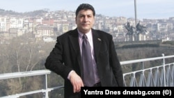 Файез Найеф Абу Алардат на фона на Велико Търново. Снимката е от 2013 г.