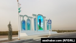 Огромный портрет Сердара Бердымухамедова на пустынной улице в Ашхабаде