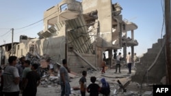 Palestinci provjeravaju štetu nakon izraelskog bombardovanja Rafaha na jugu Pojasa Gaze, 3. maja 2024.