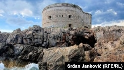 Tvrđava Arza na istoimenom rtu, na ulazu u Bokokotorski zaliv