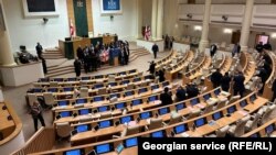 პარლამენტის სხდომის შემდეგ ოპოზიციონერმა დეპუტატებმა ტრიბუნასთან დროშები გაშალეს. 10 მარტი, 2023 წელი