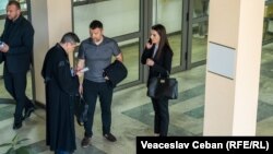Bașcana Găgăuziei, Evghenia Guțul, cu avocații Vadim Banaru și Sergiu Moraru la Judecătoria Buiucani, 30 aprilie 2024.