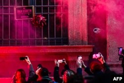 Снимка на плакат с надпис: "За Джулия Чекетин и всички сестри, убити преди нея – ще изгорим всичко", поставен пред университета в Милано, 22 ноември 2023 г.