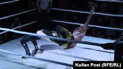 Кечистът "Гамбит" хвърля противника си по време на мач в Киев.