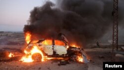 Mașina unui jurnalist arde la locul unde a fost ucis Issam Abdallah, videojurnalistul Reuters, iar alte șase persoane au fost rănite vineri, când au fost lovite de rachete trase din direcția Israelului, în Alma Al-Shaab, în apropiere de granița cu Israelul, în sudul Libanului.