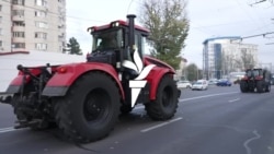 Fermierii au ajuns cu tractoarele la Guvern