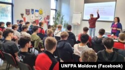 Psihologul Sergiu Toma ține un curs de dezvoltare personală pentru băieți.