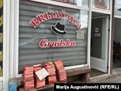 Brijačnica u Gornjem Vakufu/Uskoplju koja služi da prodaju drva za ogrjev.