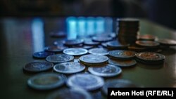 Monedha metalike prej 2 eurosh të falsifikuara.