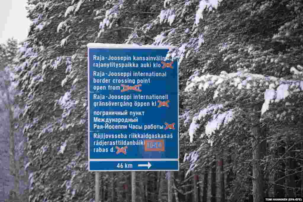 Un indicator rutier arată drumul spre postul de frontieră Raja-Jooseppi. Helsinki acuză Moscova că i-a trimis pe migranți la graniță ca represalii pentru decizia autorităților de la Helsinki de a spori cooperarea în domeniul apărării cu Statele Unite, acuzație pe care Kremlinul o neagă. &nbsp;