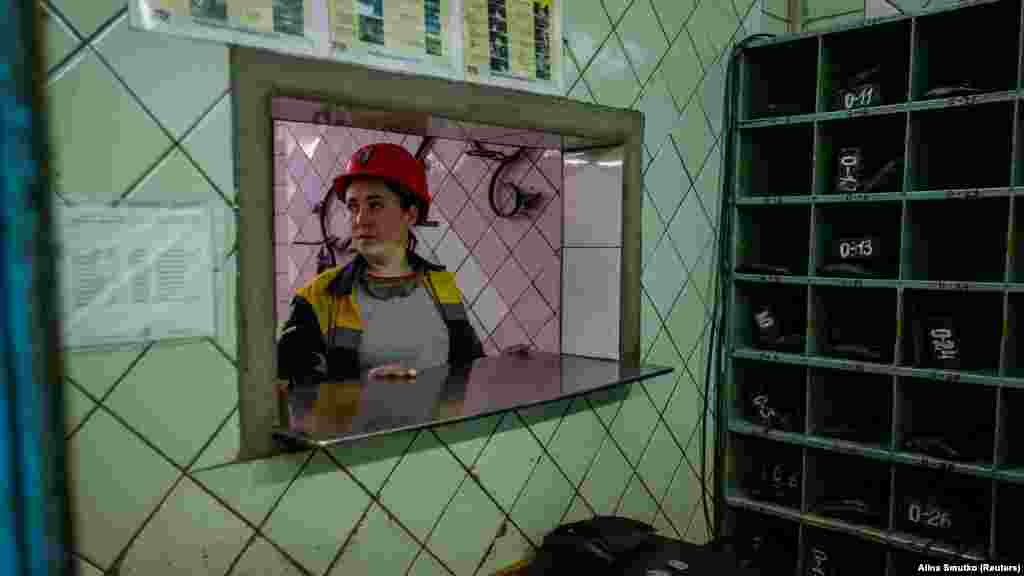 Krisztina a felszerelésére vár, mielőtt lemegy az aknába. Bár voltak kivételek, a szovjet korszak óta többnyire tilos föld alatt dolgozniuk a nőknek, mivel a munka fizikailag túlságosan megterhelő