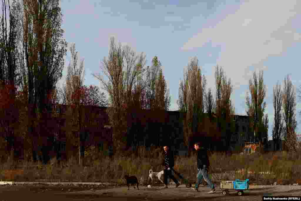 Një njësi speciale e policisë, e njohur si Engjëjt e Bardhë, i ka inkurajuar banorët që të largohen.