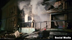 Echipele de salvatori ucraineni la locul unui atac cu rachete rusești în Odesa, 6 noiembrie. 